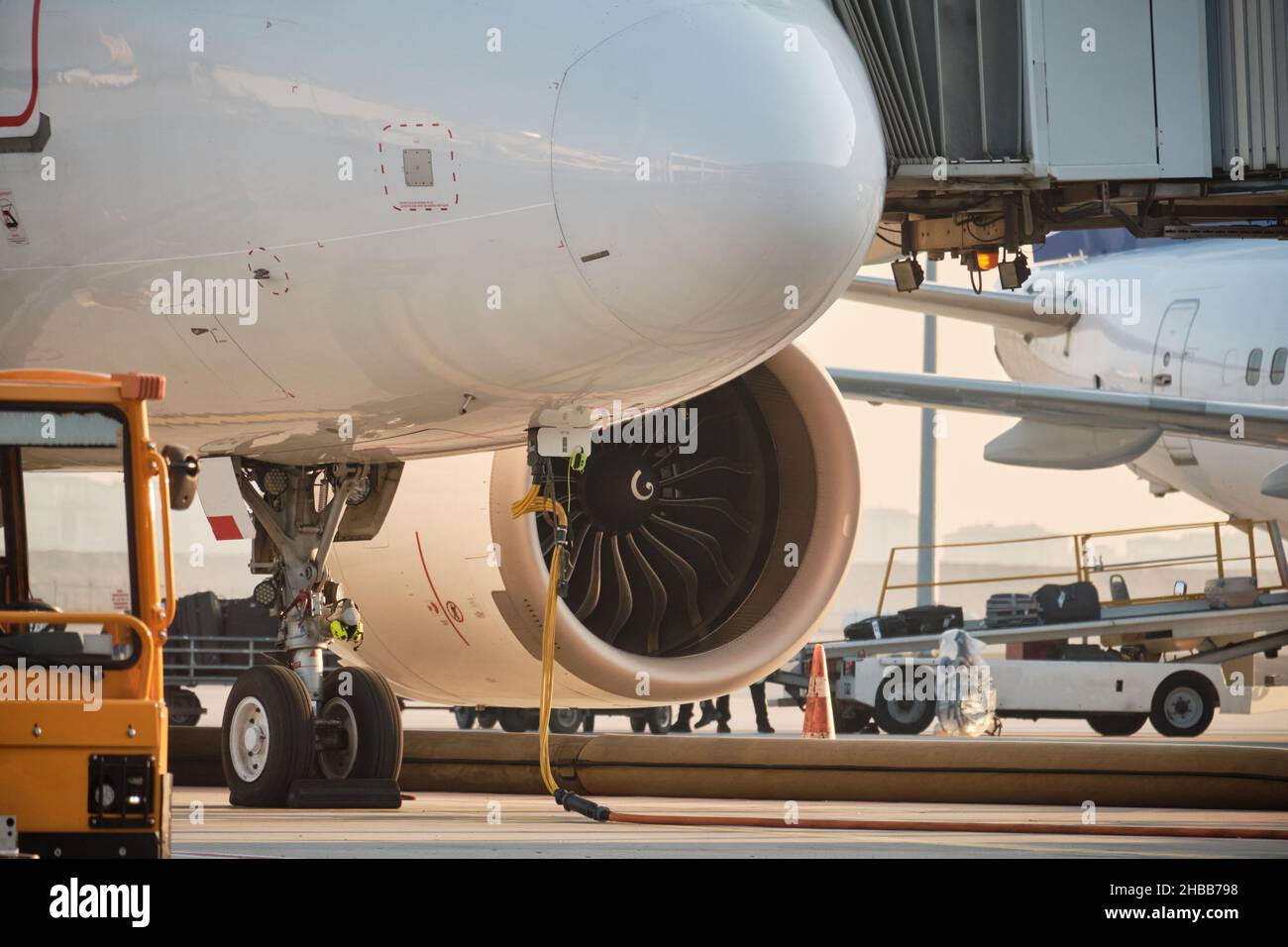 Flugzeug mit jetway am Abend Stockfoto