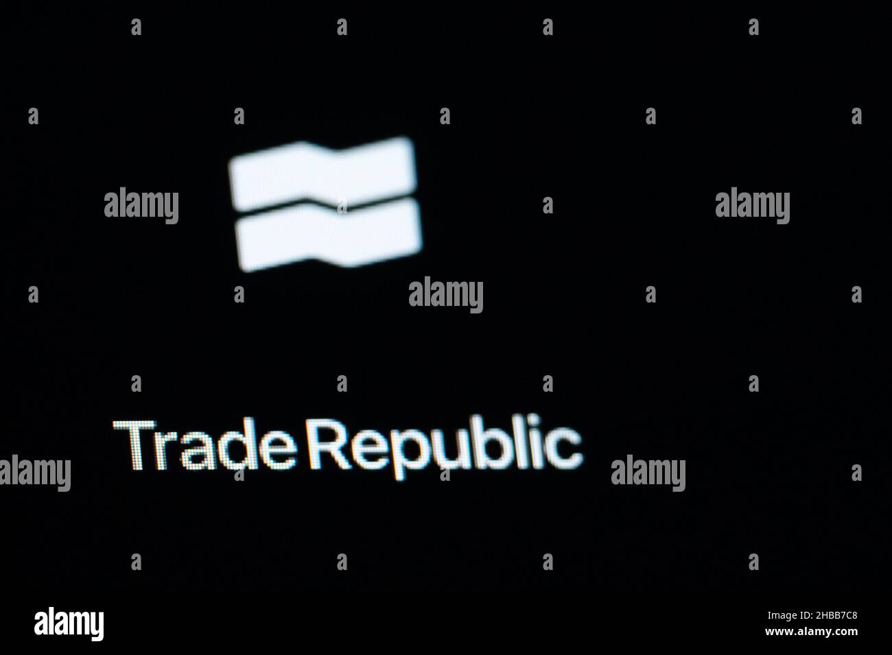 Villingen Schwenningen, Deutschland. 14th Dez 2021. Das Logo der Trade Republic ist auf dem Bildschirm eines iPhone SE zu sehen. Kredit: Silas Stein//dpa/Alamy Live Nachrichten Stockfoto