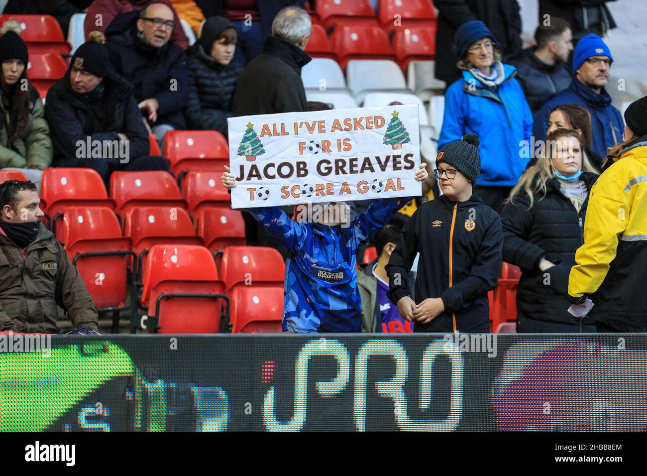 Nottingham, Großbritannien. 18th Dez 2021. Ein junger Hull City-Unterstützer hält sein Jacob Greaves-Poster vor dem Spiel in Nottingham, Großbritannien am 12/18/2021. (Foto von James Heaton/News Images/Sipa USA) Quelle: SIPA USA/Alamy Live News Stockfoto