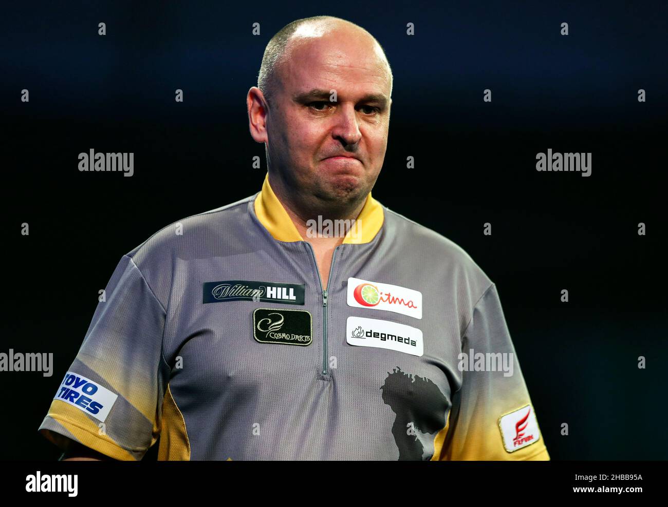 Darius Labanauskas tritt nach einem neun-Dart-Ziel in seinem Spiel gegen Mike De Decker am vierten Tag der William Hill World Darts Championship im Alexandra Palace, London, aus der Bühne. Bilddatum: Samstag, 18. Dezember 2021. Stockfoto