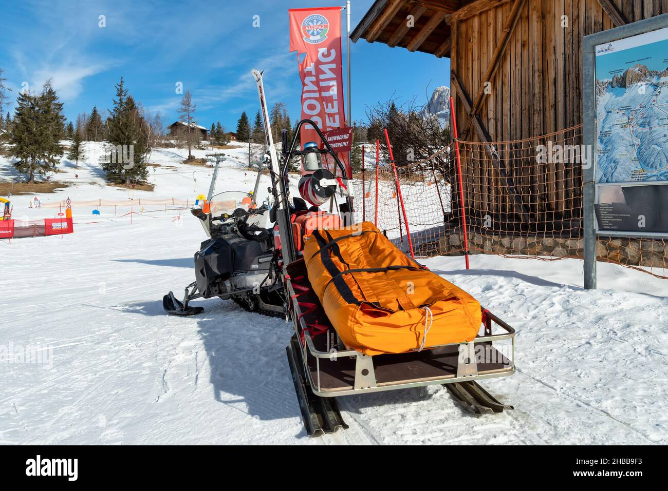 Bergrettung Schneemobil zur Rettung auf der Skipiste Stockfoto