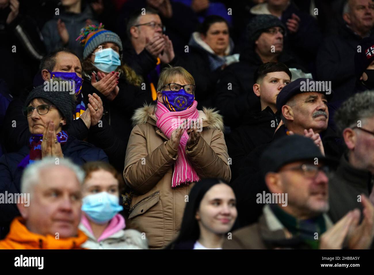 Shrewsbury Town-Fans, die während eines Moments eine Gesichtsmaske trugen, applaudieren in Erinnerung an den ehemaligen Spieler Marvin Morgan während des Sky Bet League One-Spiels auf der Montgomery Waters Meadow in Shrewsbury. Bilddatum: Samstag, 18. Dezember 2021. Stockfoto