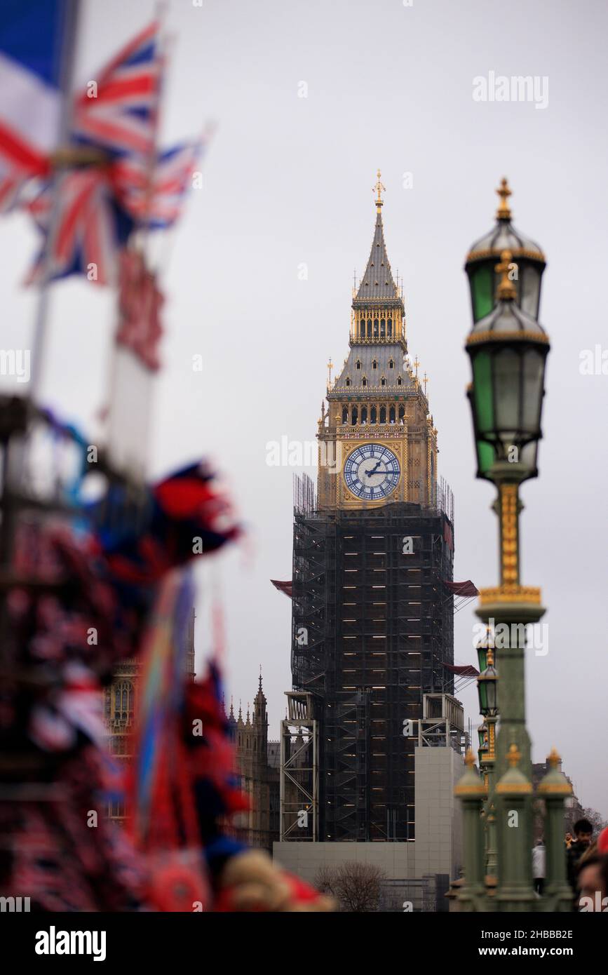 Big Ben, der Elizabeth Tower, wird nach 4 Jahren der Bauarbeiten, die kurz vor der Fertigstellung stehen, hinter einem Gerüst enthüllt. Das Ziffernblatt und t Stockfoto