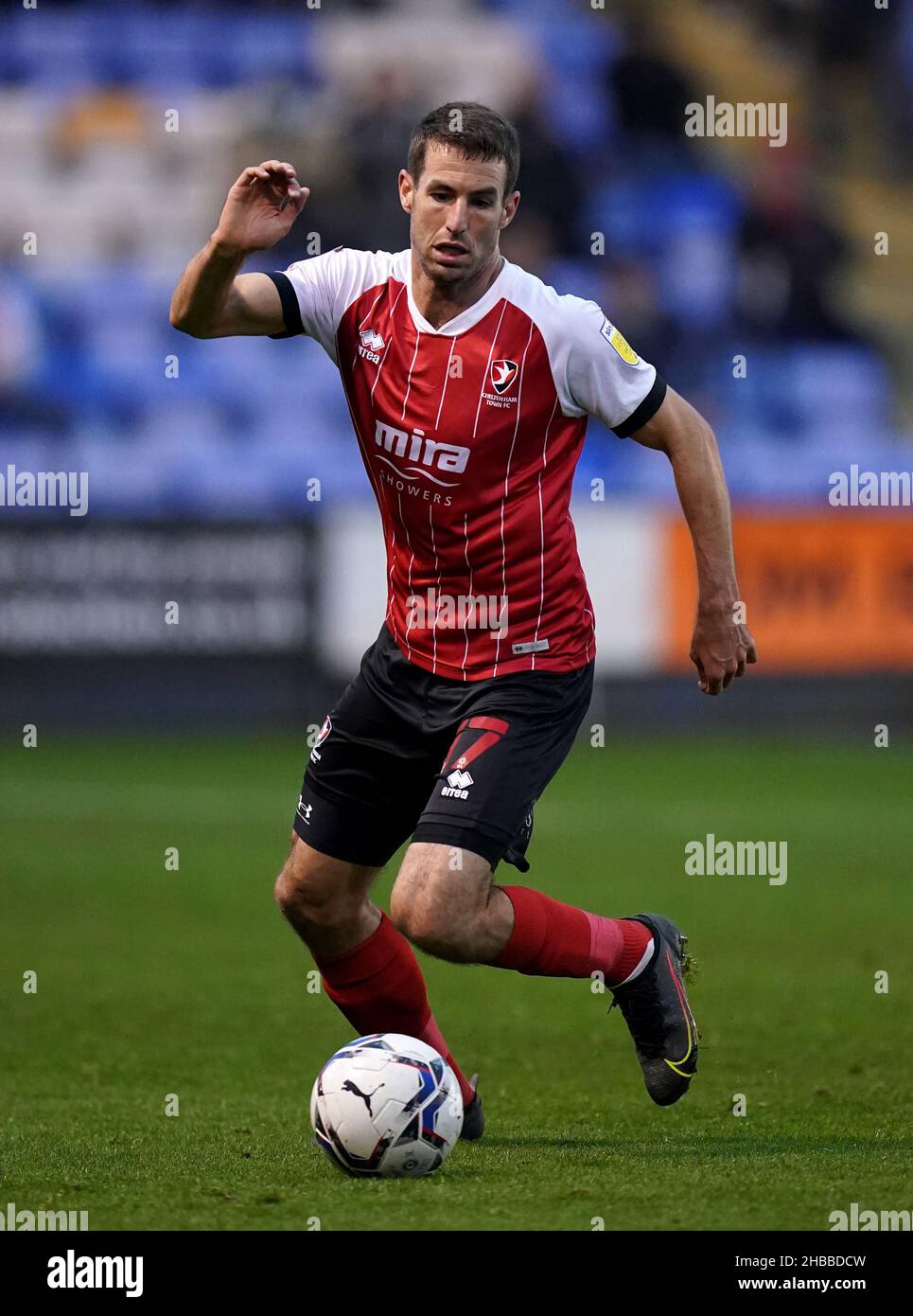 Matty Blair von Cheltenham Town während des Sky Bet League One-Spiels auf der Montgomery Waters Meadow, Shrewsbury. Bilddatum: Samstag, 18. Dezember 2021. Stockfoto