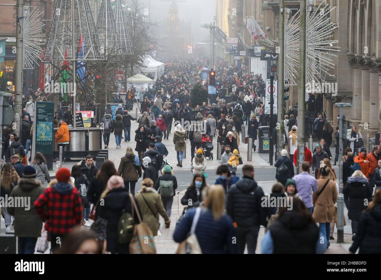 Glasgow, Großbritannien. 18th Dez 2021. Am letzten Shopping-Samstag vor Weihnachten, mit einer weiteren Sperre, die das frostige, neblige Wetter ignoriert, waren die Käufer in der Buchanan Street im Stadtzentrum von Glasgow in Kraft. Kredit: Findlay/Alamy Live Nachrichten Stockfoto