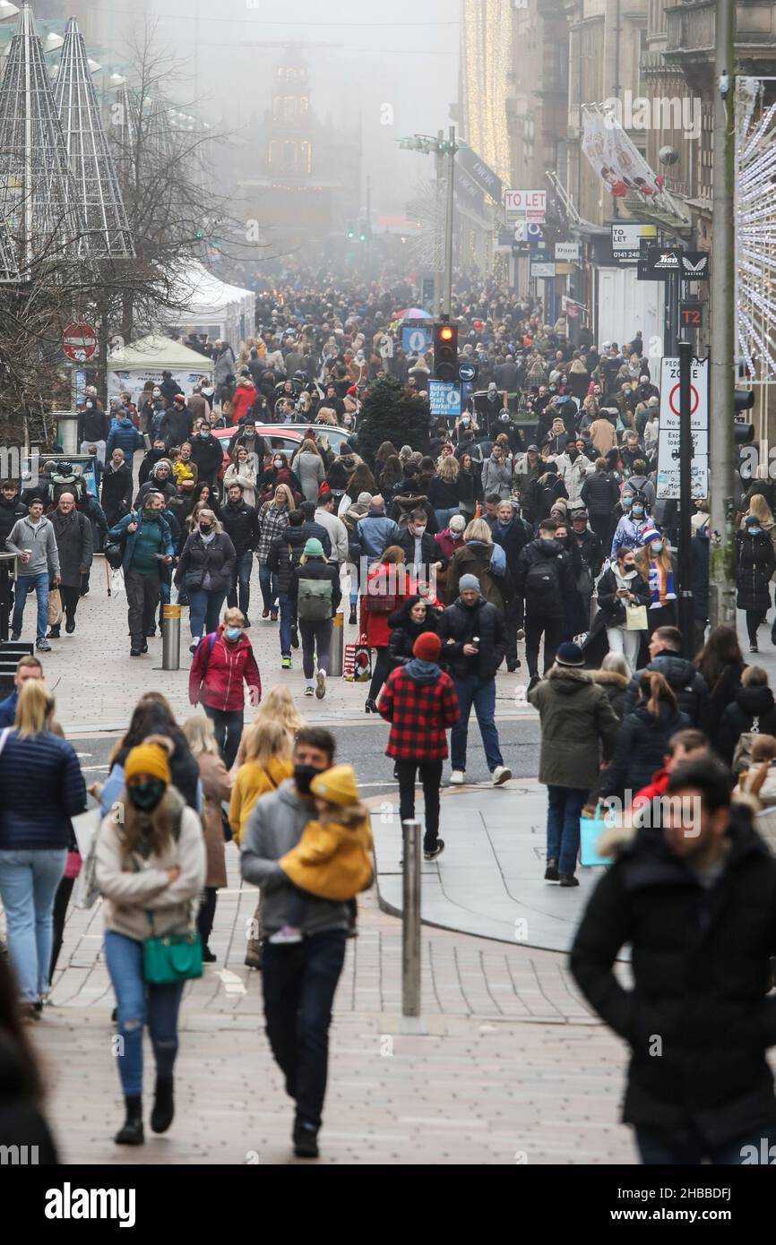 Glasgow, Großbritannien. 18th Dez 2021. Am letzten Shopping-Samstag vor Weihnachten, mit einer weiteren Sperre, die das frostige, neblige Wetter ignoriert, waren die Käufer in der Buchanan Street im Stadtzentrum von Glasgow in Kraft. Kredit: Findlay/Alamy Live Nachrichten Stockfoto