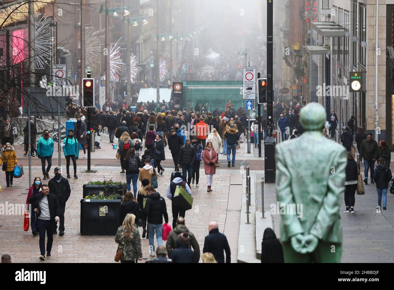 Glasgow, Großbritannien. 18th Dez 2021. Am letzten Shopping-Samstag vor Weihnachten, mit einer weiteren Sperre, die das frostige, neblige Wetter ignoriert, waren die Käufer in der Buchanan Street im Stadtzentrum von Glasgow in Kraft. Kredit: Findlay/Alamy Live Nachrichten Stockfoto