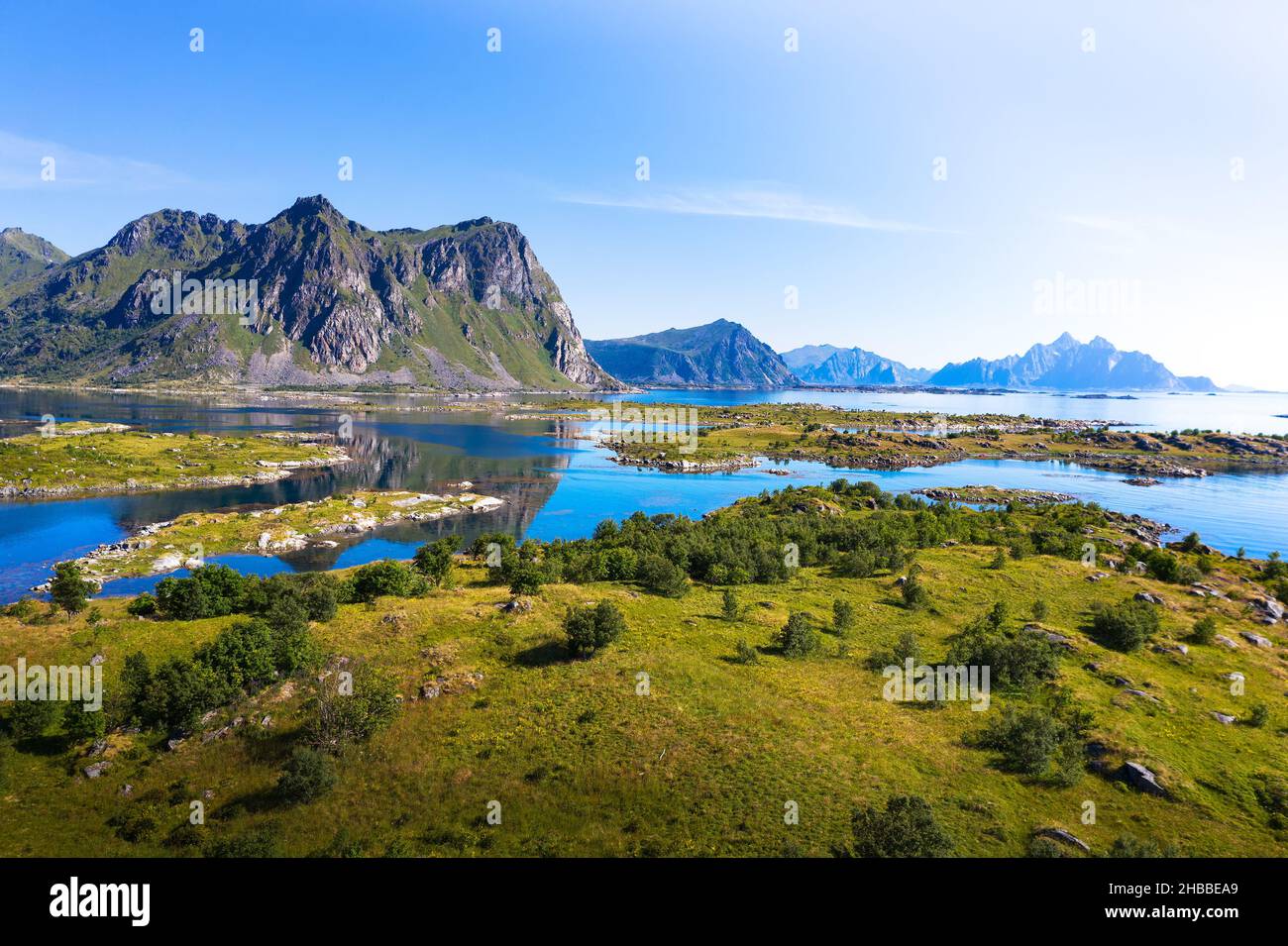 Luftlandschaft der Lofoten-Inseln in Norwegen mit Bergen und Meer Stockfoto