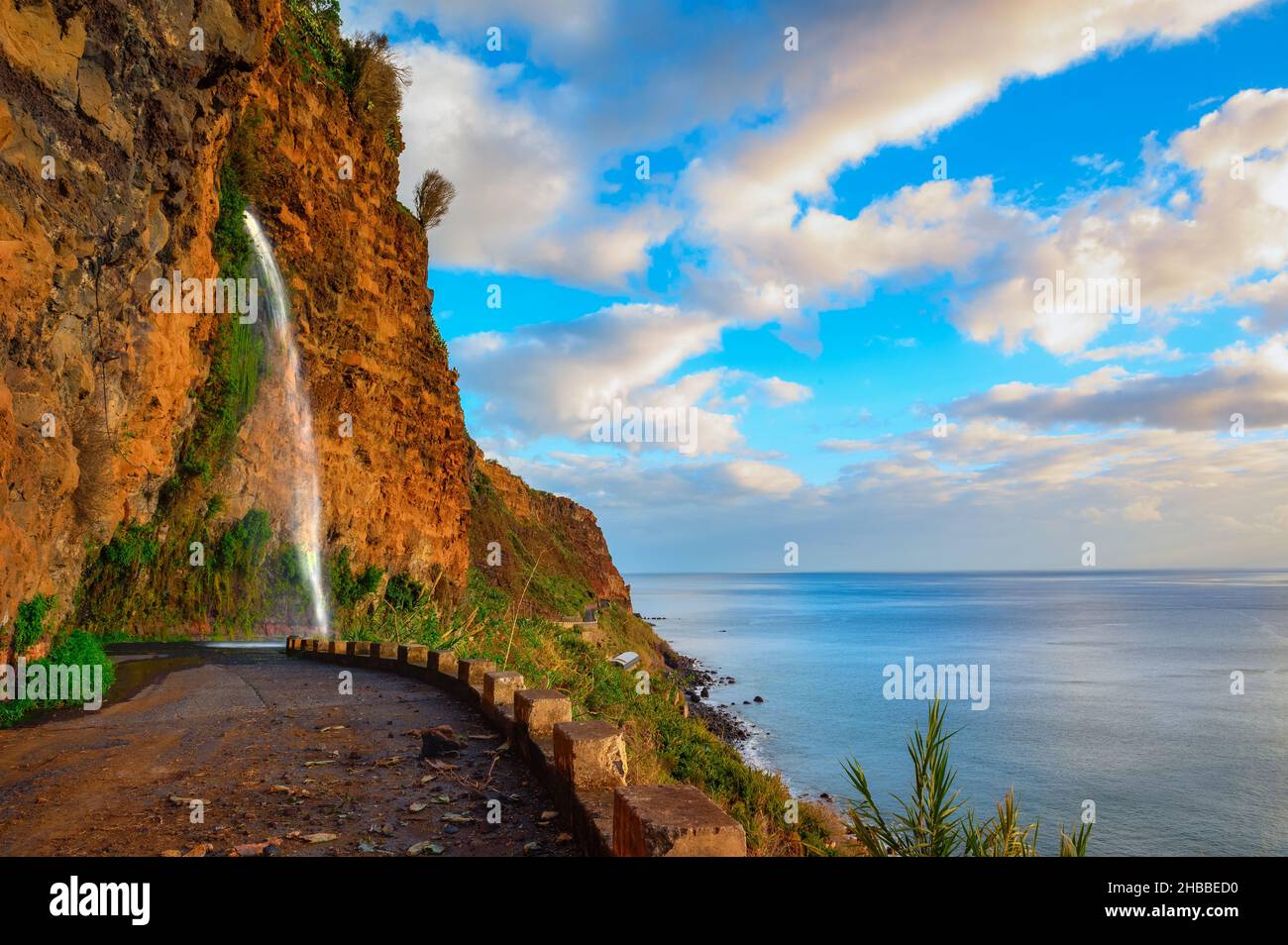 Wasserfall an einer alten Straße in der Nähe von Ponta do Sol auf der Insel Madeira, Portugal Stockfoto