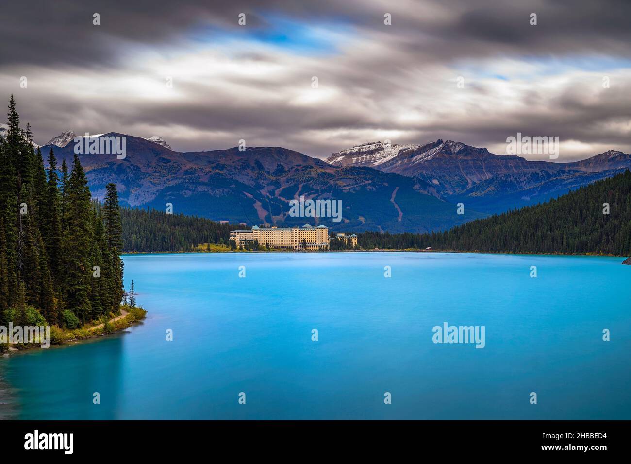 Lake Louise mit den Rocky Mountains im Banff National Park, Alberta, Kanada Stockfoto