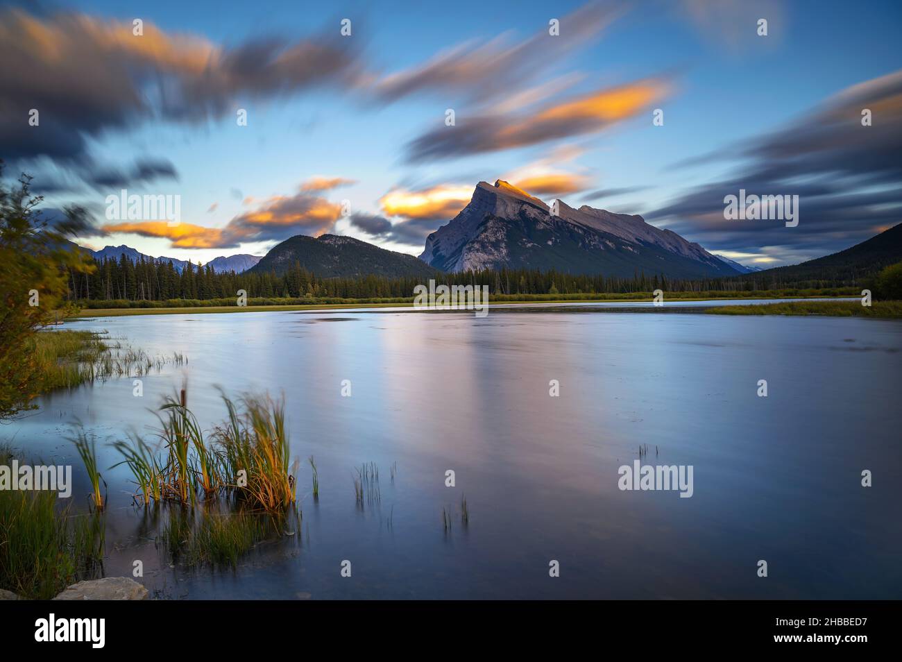 Sonnenuntergang über dem Vermilion Lake im Banff National Park, Alberta, Kanada Stockfoto
