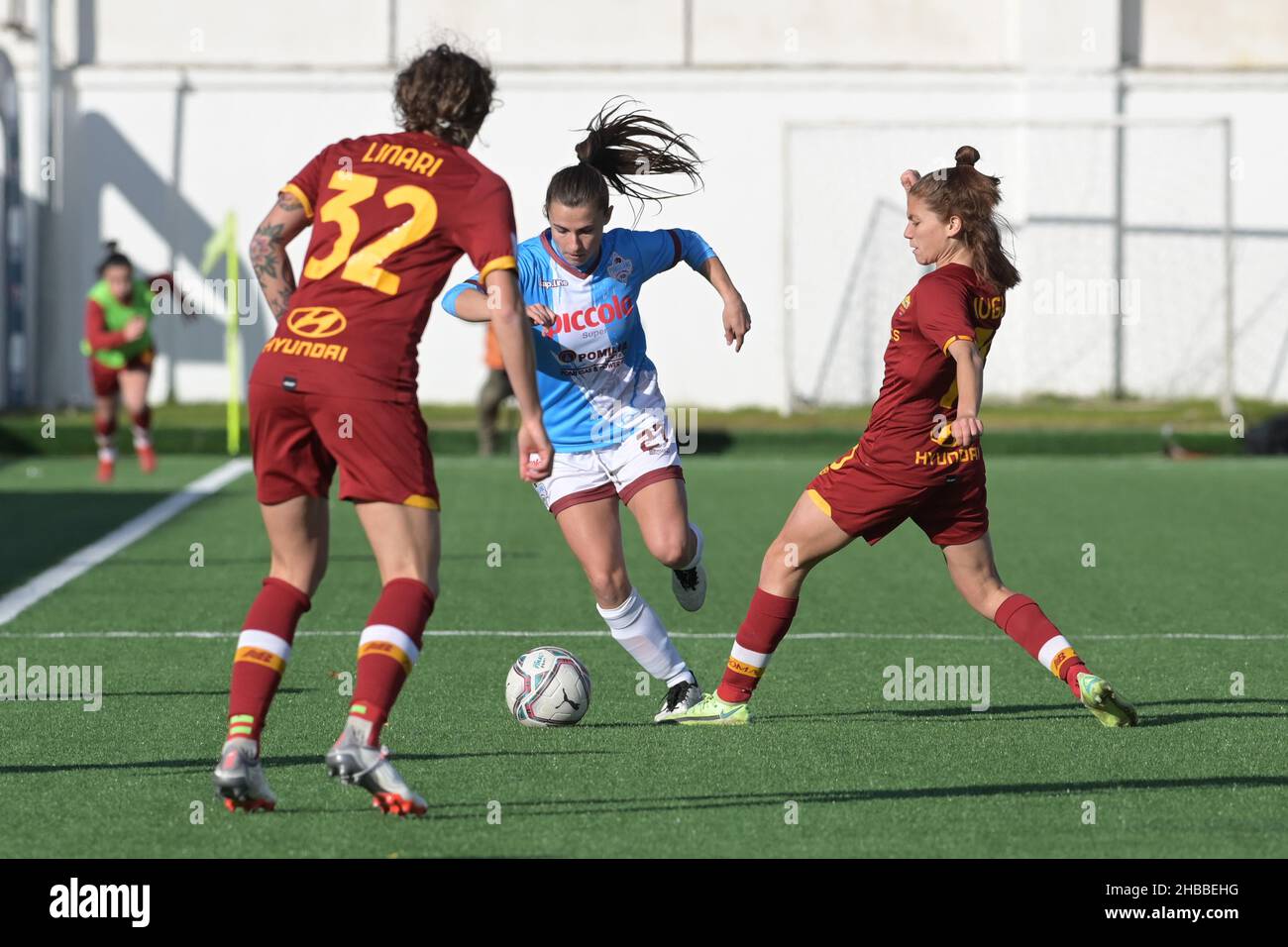 Pomigliano, Italien. 18th Dez 2021. Livia Michelle Cappareli (27) Pomigliano Calcio Femminile kontrolliert den Ball während des italienischen Fußballspiels Coppa Italia Women 2021/2022 zwischen Pomigliano Femminile und Roma Femminile am 18. Dezember 2021 im Stadion Ugo Gobbato in Pomigliano Italien.Quelle: Independent Photo Agency/Alamy Live News Stockfoto