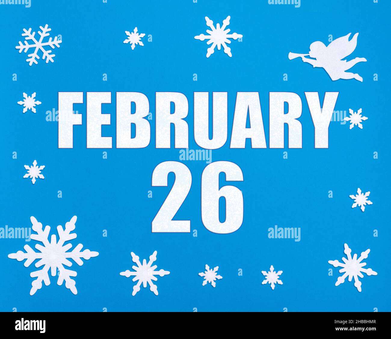 Februar 26th. Winter blauer Hintergrund mit Schneeflocken, Engel und einem Kalenderdatum. Tag 26 des Monats. Winter Monat, Tag des Jahres Konzept. Stockfoto