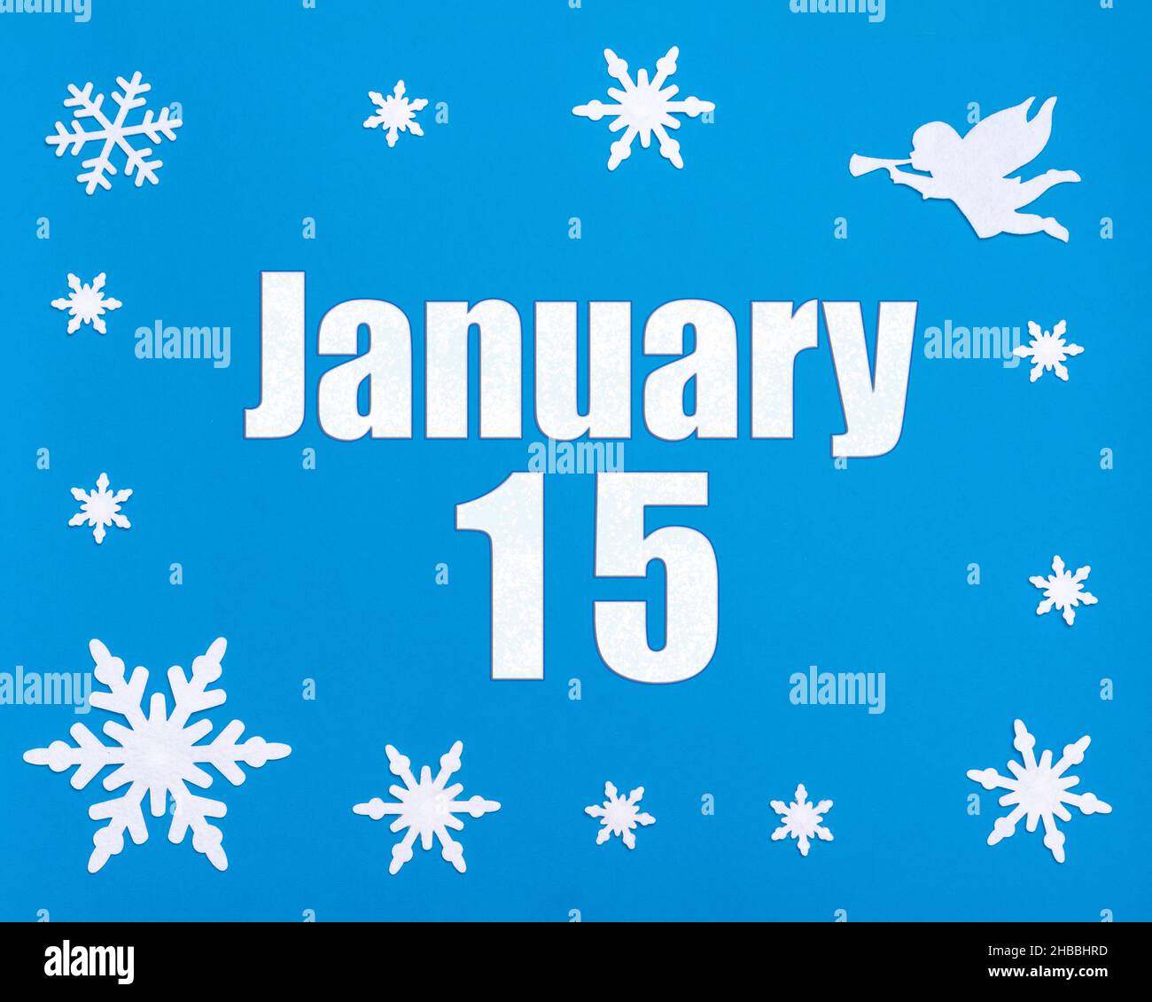 Januar 15th. Winter blauer Hintergrund mit Schneeflocken, Engel und einem Kalenderdatum. Tag 15 des Monats. Winter Monat, Tag des Jahres Konzept. Stockfoto