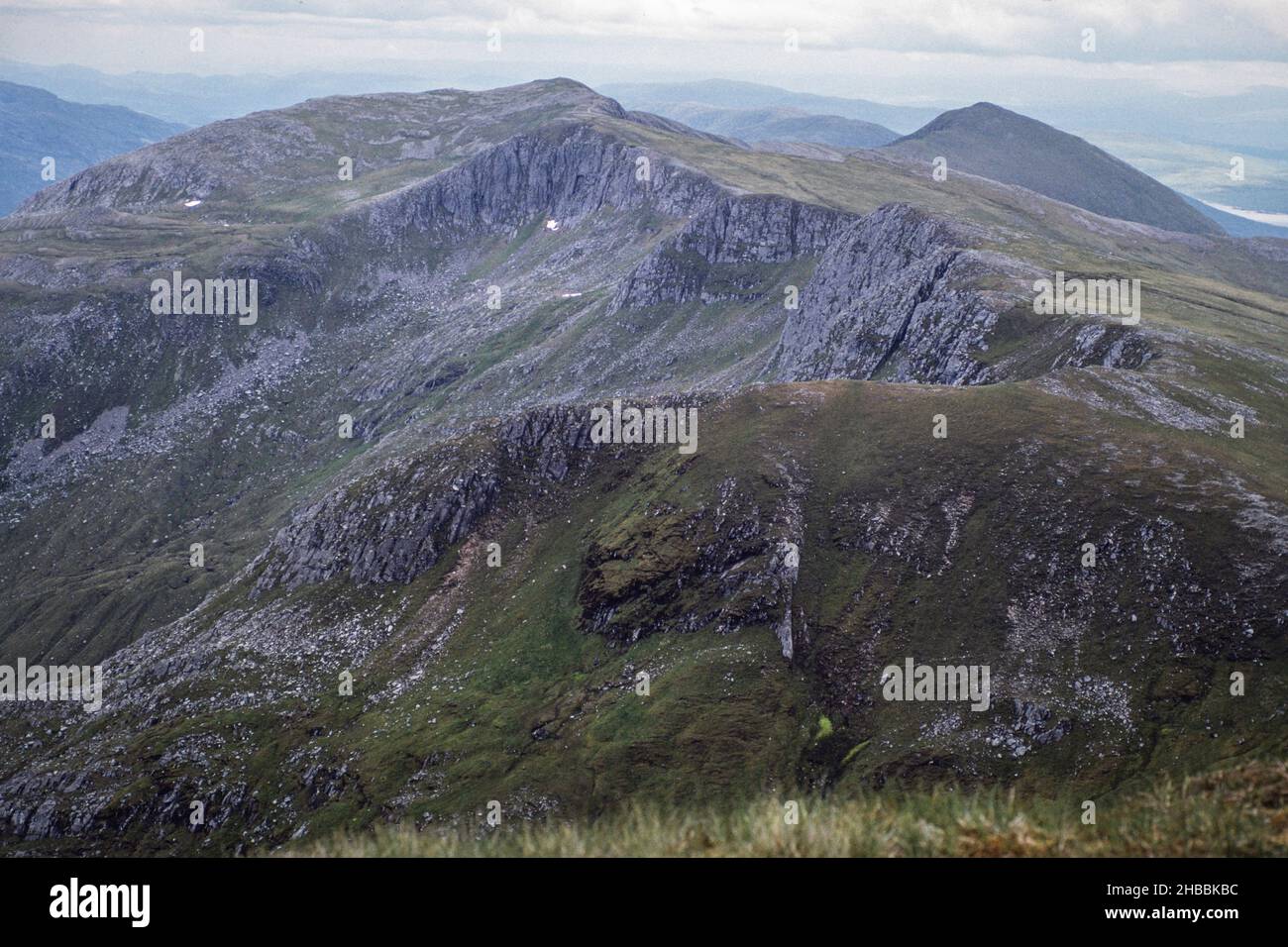 Archivbild, 1991: Schottische Highlands Landschaft mit Bergen und Corries. Gescannt aus 35mm-Transparentfolien Stockfoto