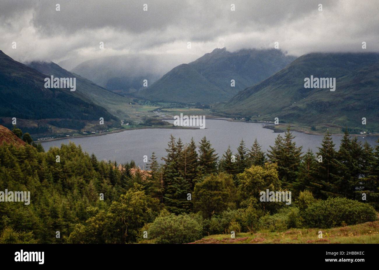 Archivbild (aus Transparenz gescannt) Berge und Loch mit fernem Regensturm, westliche Highlands von Schottland, 1990 Stockfoto