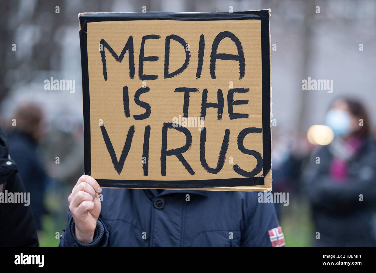 Frankfurt, Deutschland. 18th Dez 2021. 18. Dezember 2021, Hessen, Frankfurt/Main: Demonstration in der Innenstadt gegen die derzeit laufenden Maßnahmen zur Verhinderung der weiteren Ausbreitung des Corona-Virus. Eine Frau trägt ein Schild mit der Aufschrift „Medien sind das Virus“. Foto: Boris Roessler/dpa Quelle: dpa picture Alliance/Alamy Live News Stockfoto