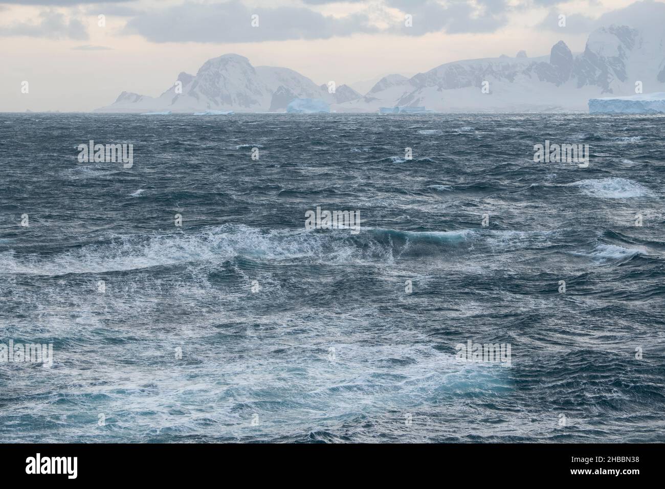 Antarktis, Lemaire Channel, die Meerenge zwischen der Halbinsel Kiew im Graham Land des Festlandes und Booth Island. Starke Winde und Meere im Kanal. Stockfoto