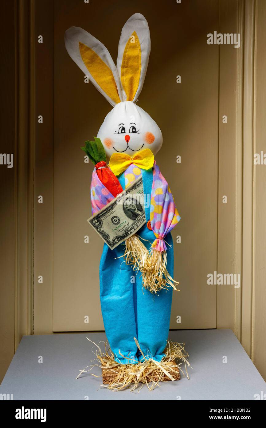 Gefülltes Happy Hase mit einer 2-Dollar-Banknote, Stockfoto