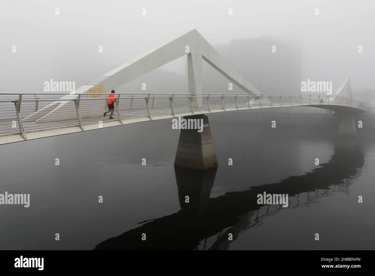 Glasgow, Großbritannien. 18th Dez 2021. Am frühen Morgen wurden Pendler von einem frostigen Nebel verwöhnt, der eine surreale Landschaft über dem Fluss Clyde und seinen Brücken, insbesondere der Tradeston Bridge (auch bekannt als die Squinty Bridge) und der Portland Suspension Bridge, schuf. Kredit: Findlay/Alamy Live Nachrichten Stockfoto
