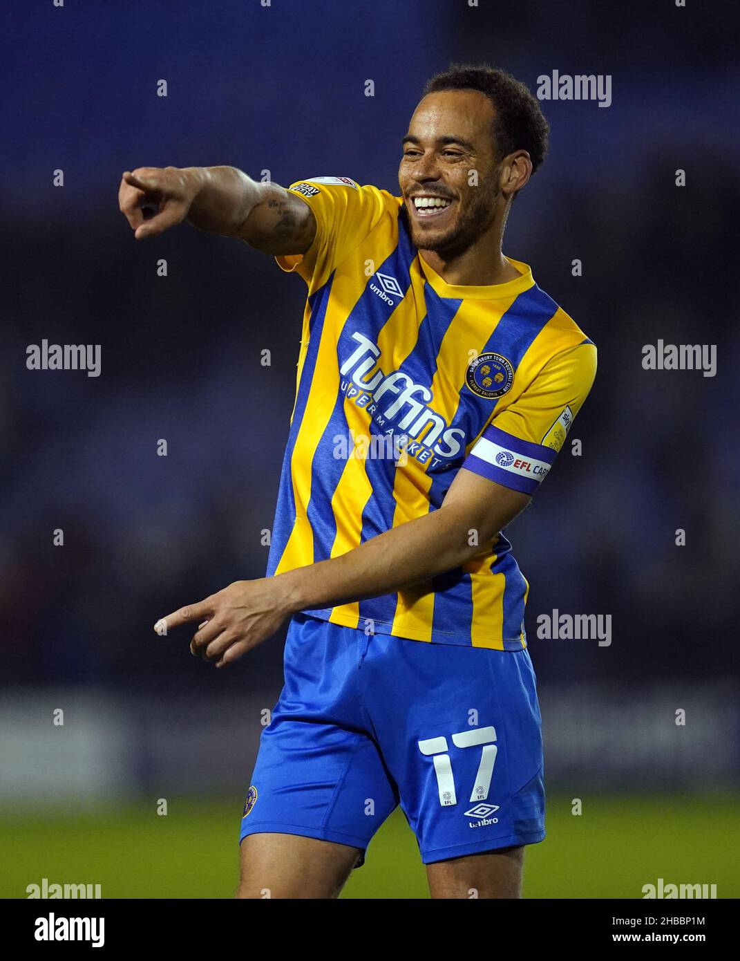 Elliott Bennett von Shrewsbury Town feiert beim Finalpfiff nach dem Spiel der Sky Bet League One auf der Montgomery Waters Meadow in Shrewsbury. Bilddatum: Samstag, 18. Dezember 2021. Stockfoto