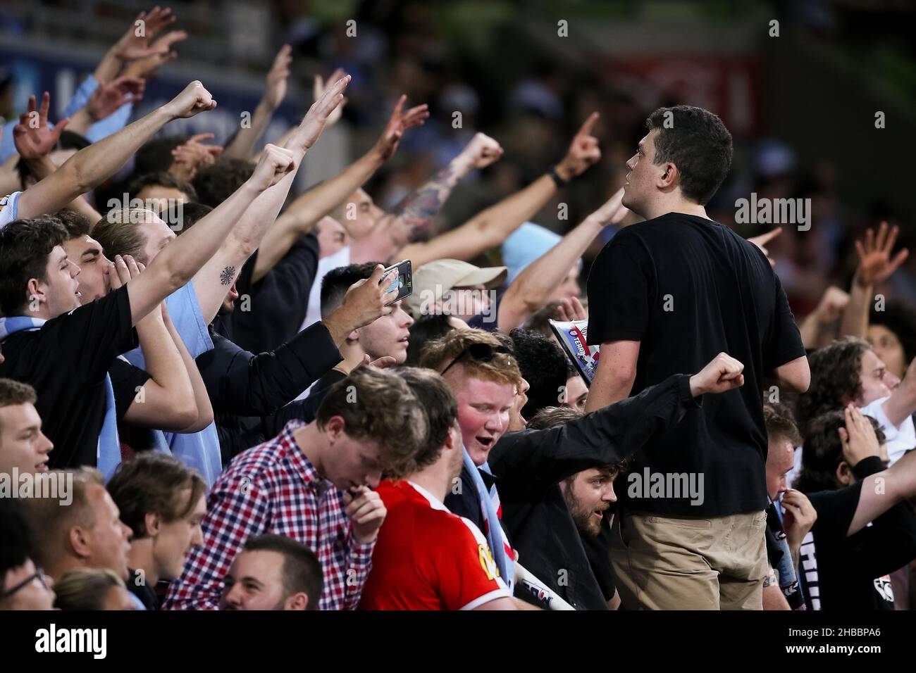 Melbourne, Australien, 18. Dezember 2021. Melbourne City-Fans singen beim A-League-Fußballspiel der Runde 5 zwischen dem Melbourne City FC und dem Melbourne Victory im AAMI Park am 18. Dezember 2021 in Melbourne, Australien. Kredit: Dave Hewison/Speed Media/Alamy Live Nachrichten Stockfoto