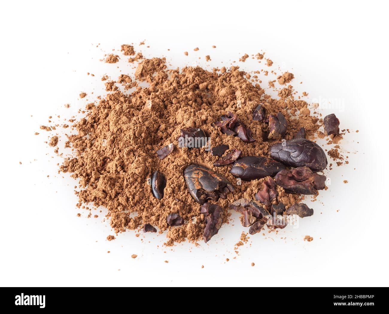 Haufen Kakaopulver mit Kakaobohnen isoliert auf weiß Hintergrund Stockfoto