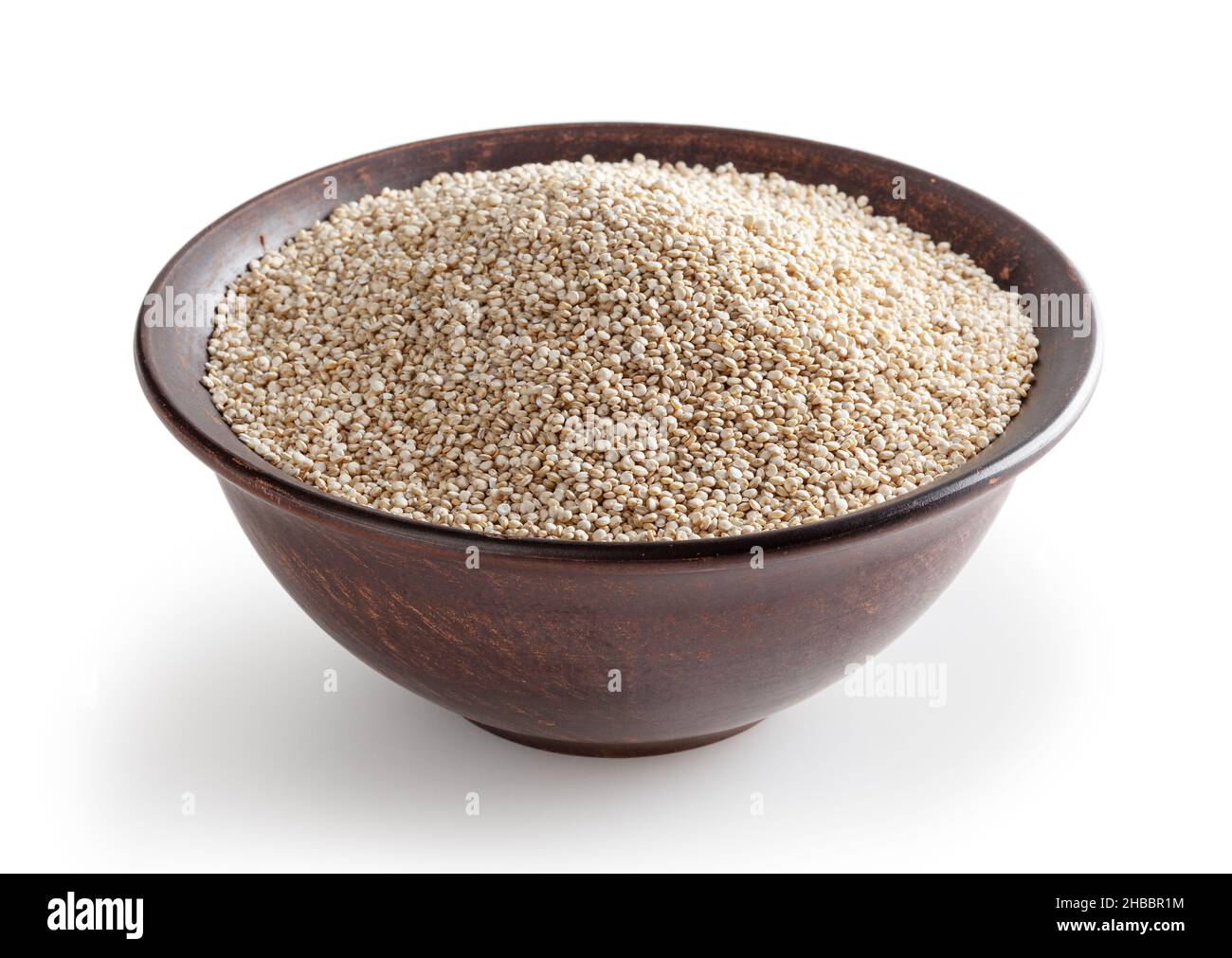Getrocknete weiße Quinoa-Samen in Keramikschale isoliert auf weißem Hintergrund mit Schneideweg Stockfoto