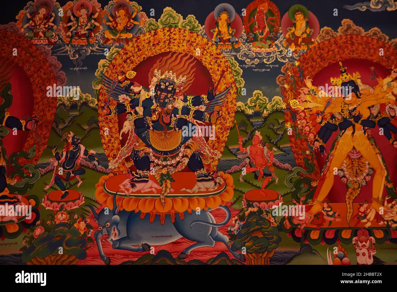 Ladakh, Indien.Juli 2017. Vierarmige Mahakala.Wandmalereien zum tantrischen Buddhismus (tantrische Vajrayana-Lehren) im Hemis-Kloster Stockfoto