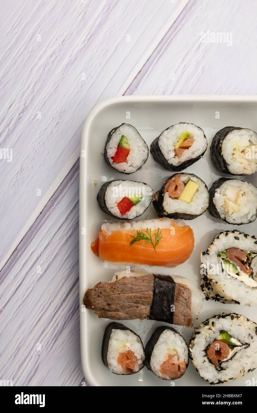 Auswahl an selbstgemachten Nigiri- und Maki-Sushi sowie von innen nach außen Stockfoto