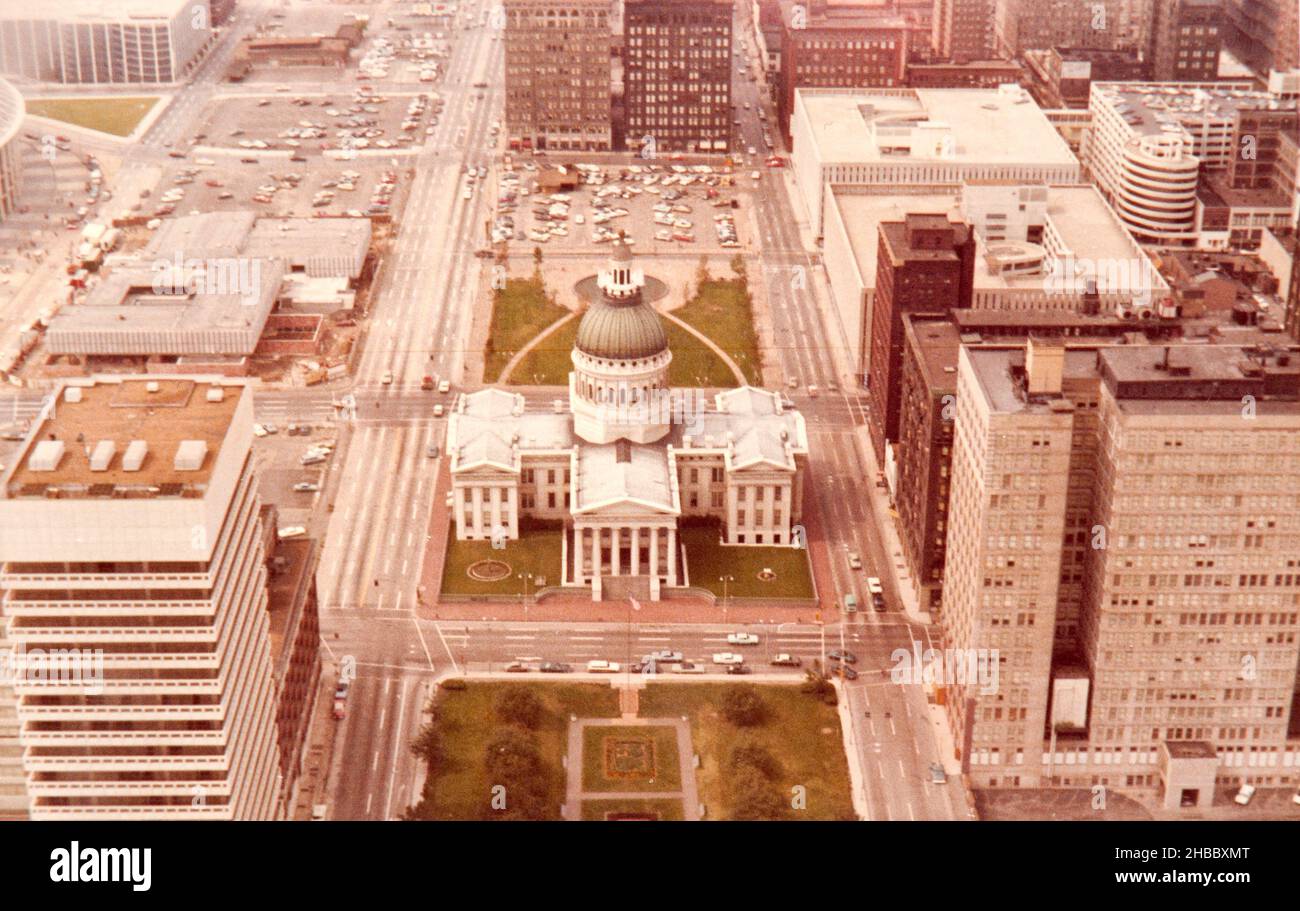 Luftbild von St. Louis (Missouri), aufgenommen vom Gateway Arch in den frühen sechziger Jahren, aufgenommen von einem italienischen Touristen Stockfoto