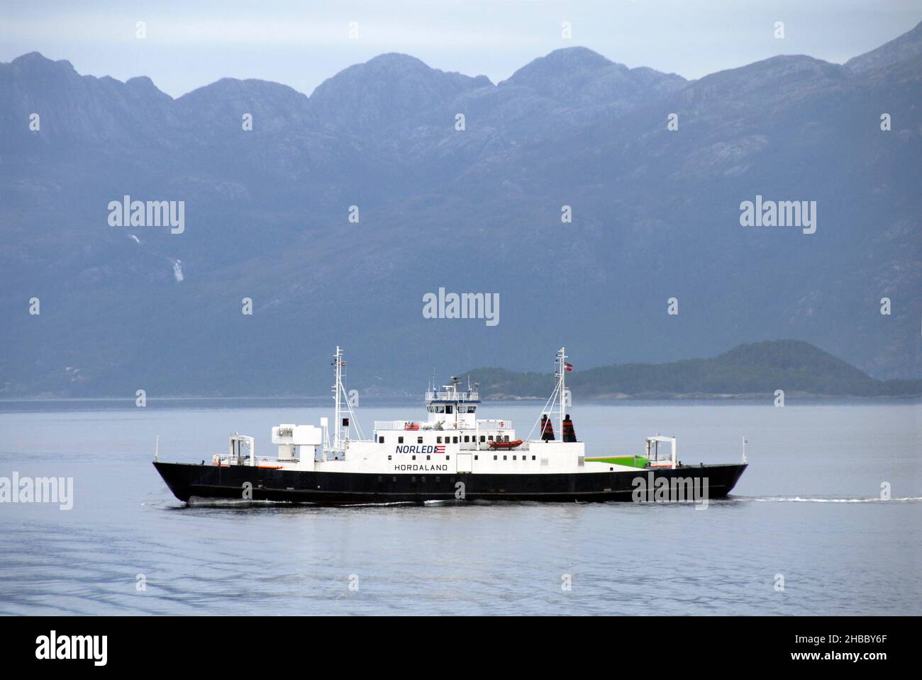 Norled RO-RO/Passagierschiff Norland, Norwegen, mit Bergen dahinter Stockfoto