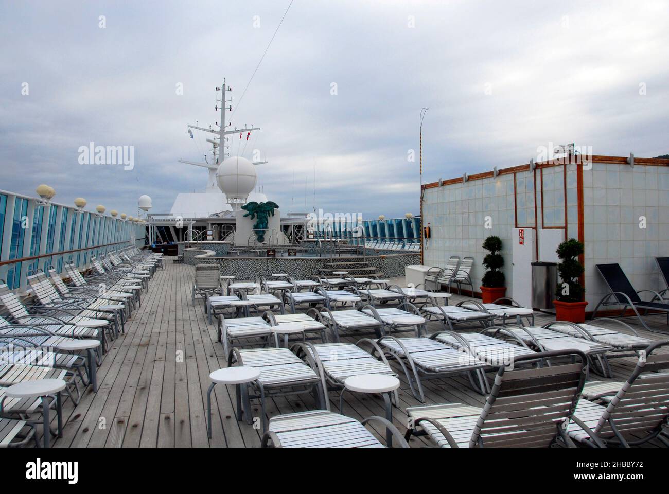 Kreuzfahrtschiff in Fahrt, Norwegen bei bewölktem Wetter, das durch Abwesenheit von Passagieren gekennzeichnet ist Stockfoto