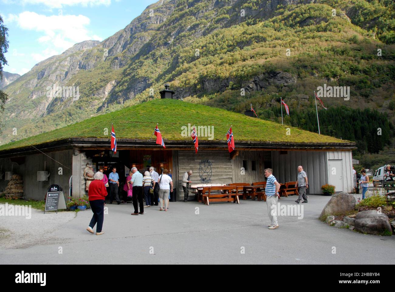 Reisestopp und Souvenirladen mit Grasdach, Gudvangen Fjordtell, Norwegen Stockfoto
