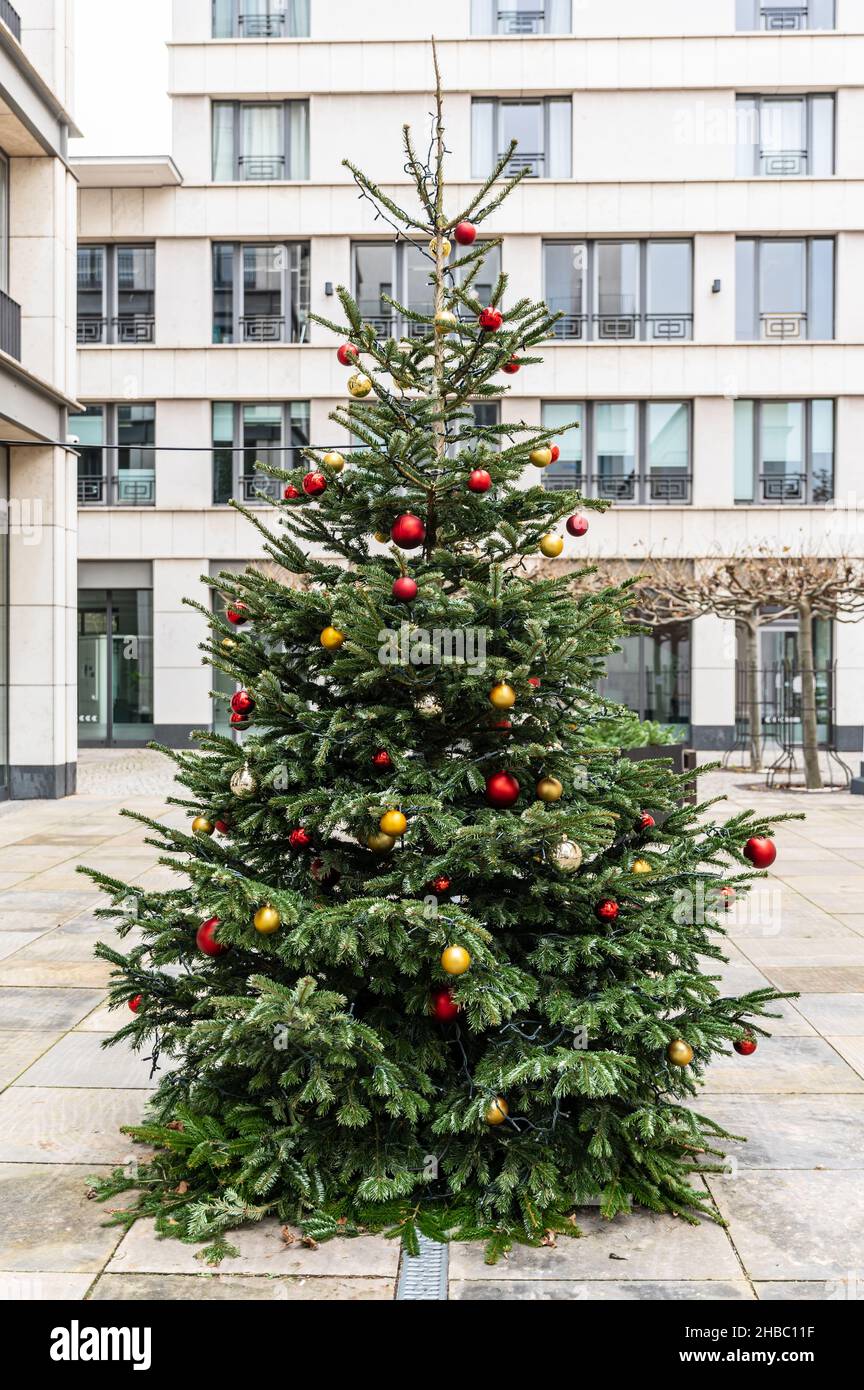 Draußen Weihnachtsbaum mit roten und goldenen Kugeln verziert Stockfoto