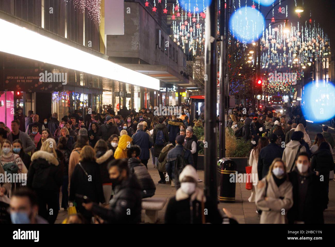 London, Großbritannien. 18th Dez 2021. Die Oxford Street ist am letzten ganzen Wochenende vor dem Weihnachtstag voll mit Einkäufern. Etwas Vertrauen ist wieder auf die Straße zurückgekehrt, aber die Zahlen der Omnicron-Variante steigen weiter an. Quelle: Tommy London/Alamy Live News Stockfoto