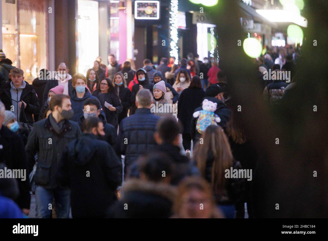 London, Großbritannien. 18th Dez 2021. Die Oxford Street ist am letzten ganzen Wochenende vor dem Weihnachtstag voll mit Einkäufern. Etwas Vertrauen ist wieder auf die Straße zurückgekehrt, aber die Zahlen der Omnicron-Variante steigen weiter an. Quelle: Tommy London/Alamy Live News Stockfoto