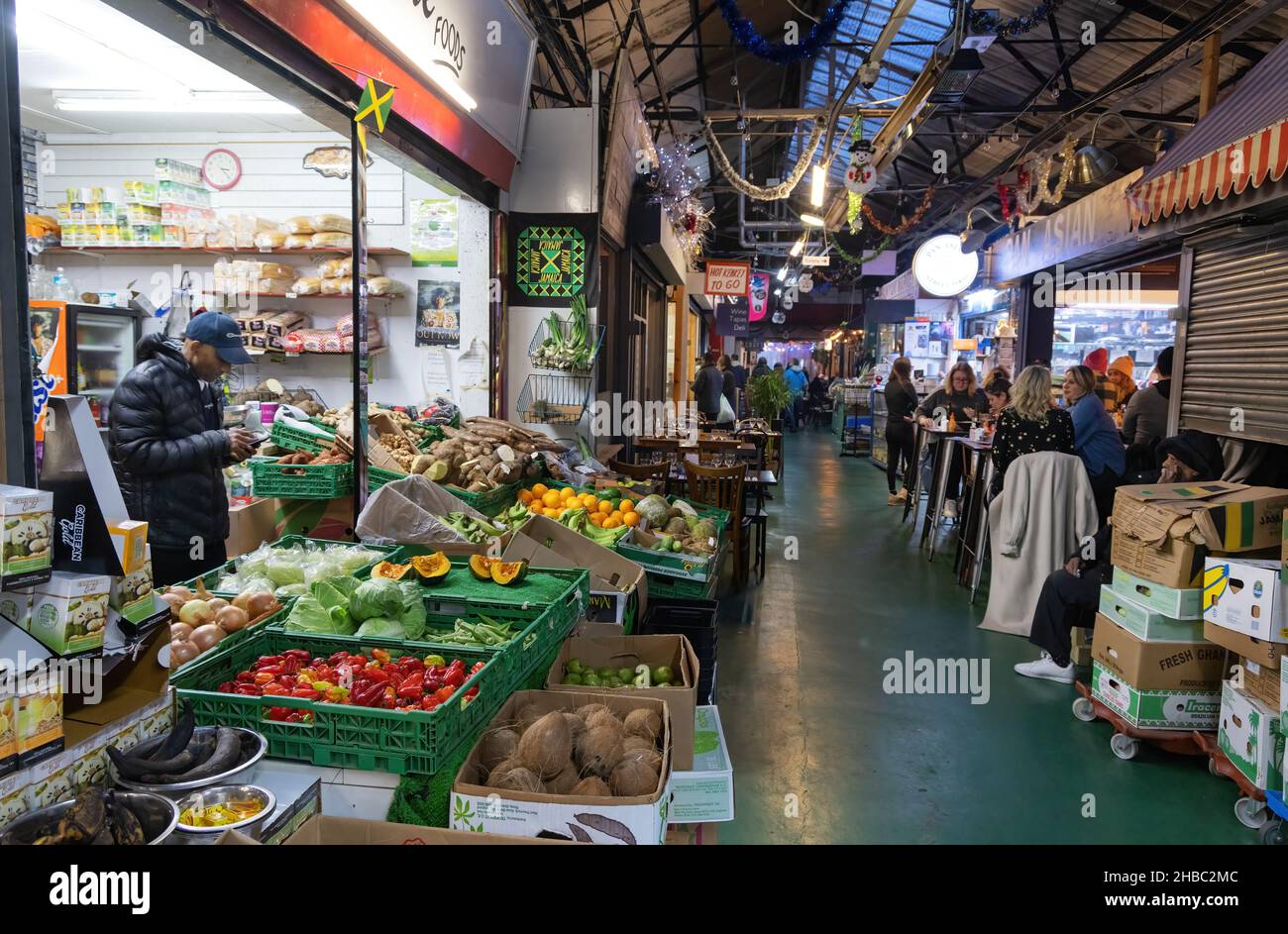 London Markets; Broadway Market Tooting - Gemüsehändler im Indoor-Markt, London SW17, London UK; Stockfoto