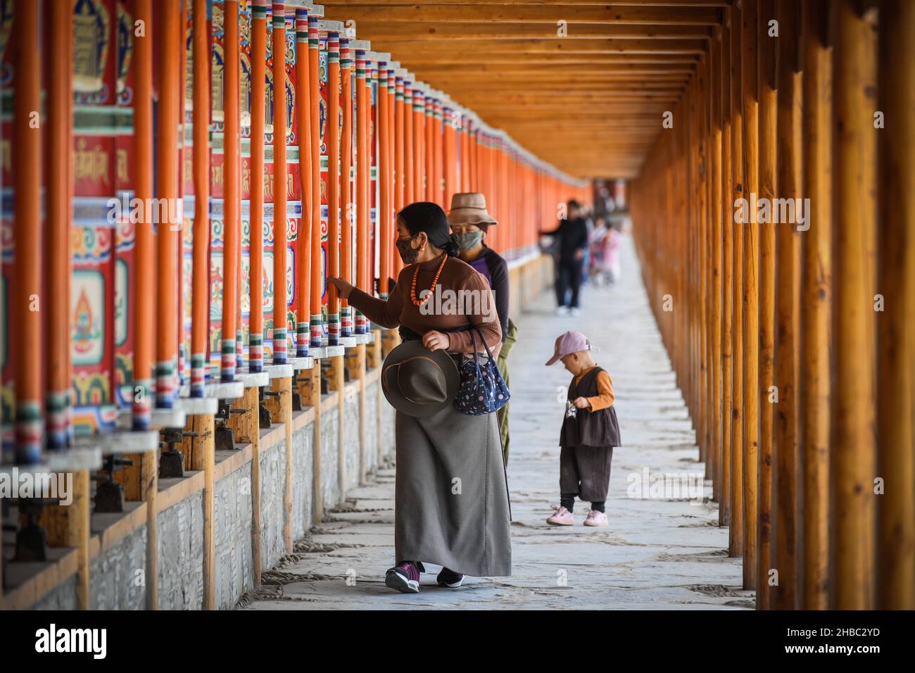 XIAHE, CHINA - 30. Sep 2019: Eine Gruppe religiöser Menschen, die um den Labrang Tempel in Xiahe, China, herumlaufen Stockfoto