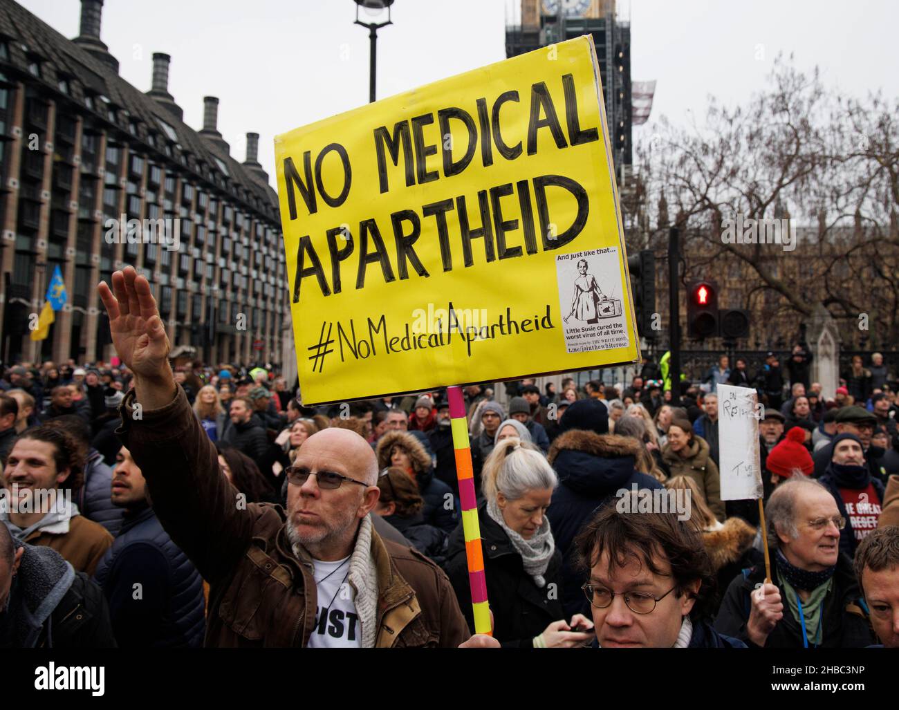 London, Großbritannien. 18th Dez 2021. Tausende von Antivaxx-Demonstranten demonstrieren im Zentrum von London. Sie sind gegen den Impfstoff und glauben, dass die Regierung die Öffentlichkeit irreführt. Sie tragen keine Masken und stimmen nicht mit einem Impfstoff überein. Quelle: Tommy London/Alamy Live News Stockfoto