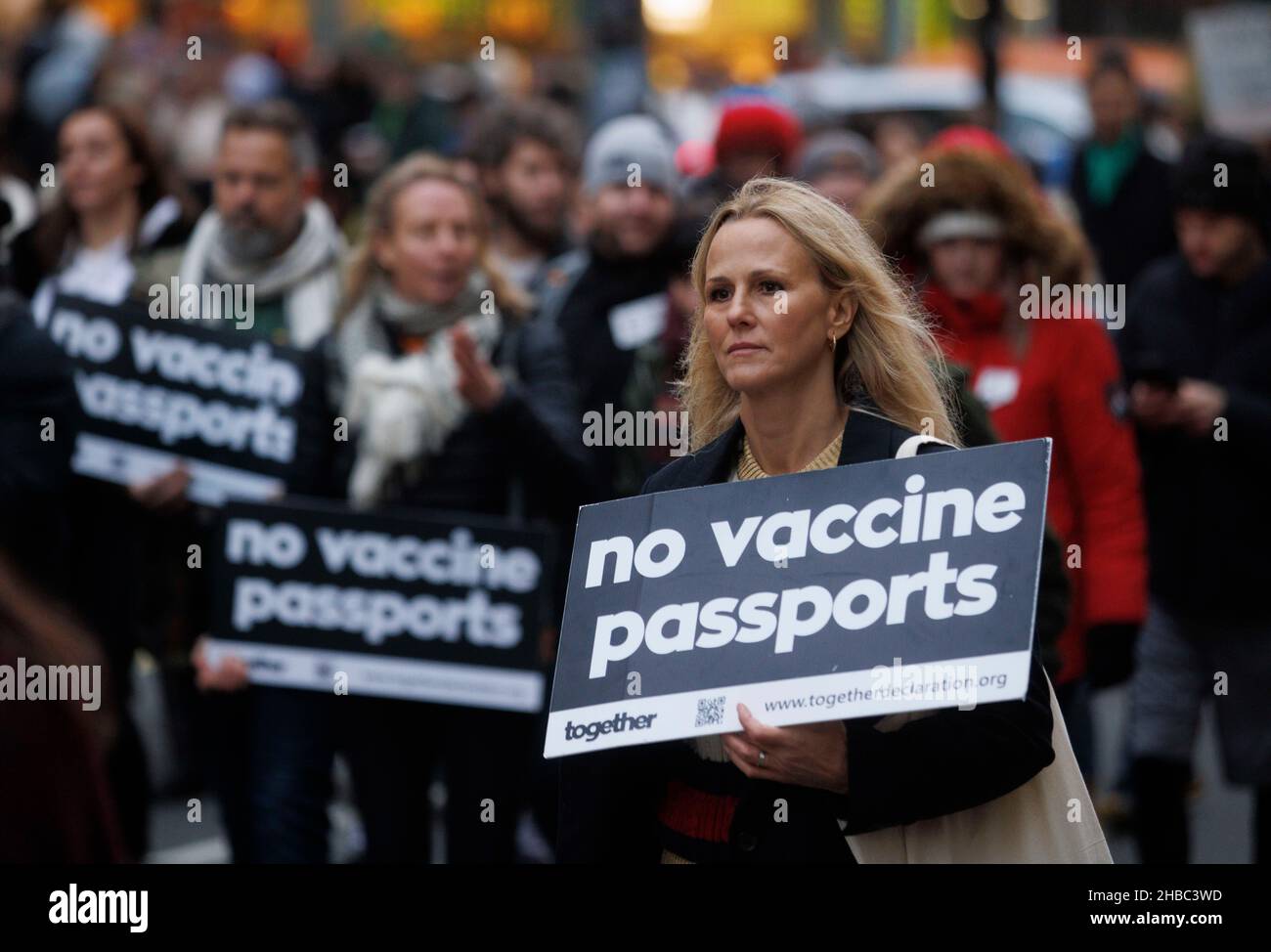 London, Großbritannien. 18th Dez 2021. Tausende von Antivaxx-Demonstranten demonstrieren im Zentrum von London. Sie sind gegen den Impfstoff und glauben, dass die Regierung die Öffentlichkeit irreführt. Sie tragen keine Masken und stimmen nicht mit einem Impfstoff überein. Quelle: Tommy London/Alamy Live News Stockfoto