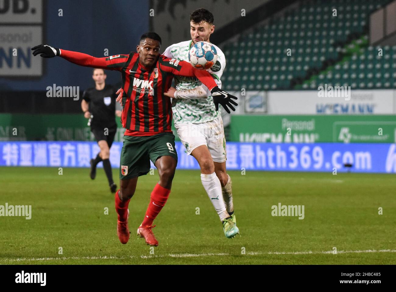 Germany ,Fürth, Sportpark Ronhof Thomas Sommer - 18 Dec 2021 - Fussball, 1.Bundesliga - SpVgg Greuther Fürth vs. FC Augsburg Bild: (Fltr) Sergio Cordova (FC Augsburg, 9), Maximilian Bauer (SpVgg Greuther Fürth,4) die DFL-Bestimmungen verbieten die Verwendung von Fotografien als Bildsequenzen und quasi-Video.Quelle: Ryan Evans/Alamy Live News Stockfoto