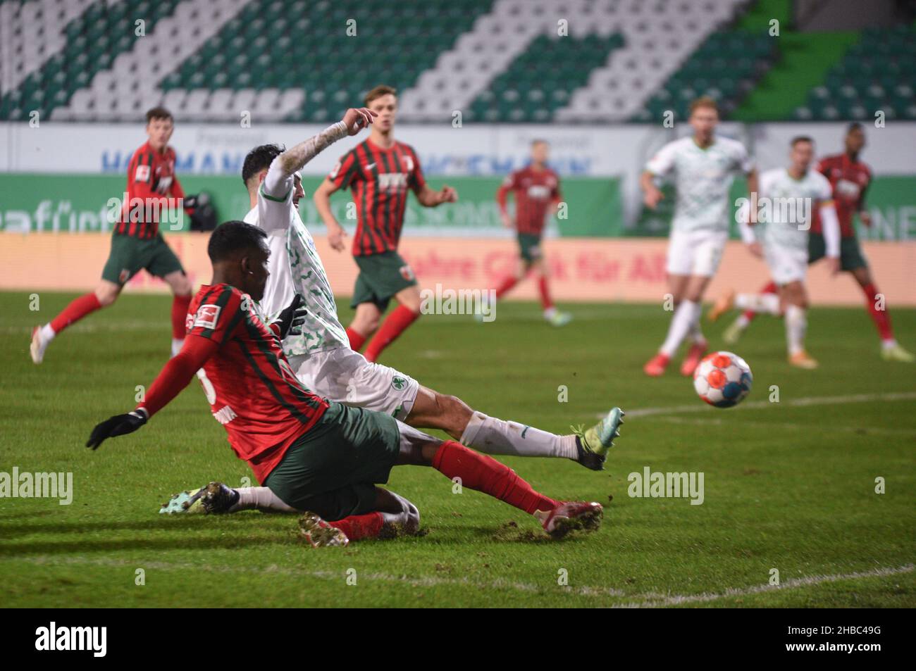 Germany ,Fürth, Sportpark Ronhof Thomas Sommer - 18 Dec 2021 - Fussball, 1.Bundesliga - SpVgg Greuther Fürth vs. FC Augsburg Bild: (Fltr) Sergio Cordova (FC Augsburg, 9), Maximilian Bauer (SpVgg Greuther Fürth,4) die DFL-Bestimmungen verbieten die Verwendung von Fotografien als Bildsequenzen und quasi-Video.Quelle: Ryan Evans/Alamy Live News Stockfoto