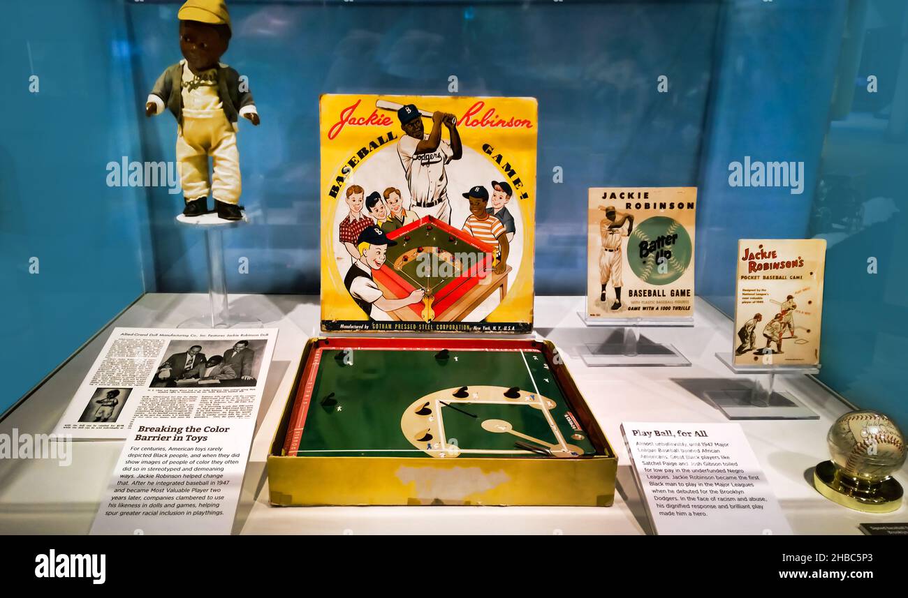 Rochester, New York, USA. 16. Dezember 2021. Ausstellung von Vintage-Spielzeug, Spielen und Erinnerungsstücken zu Ehren des großartigen Jackie Robinson im Strong National Stockfoto