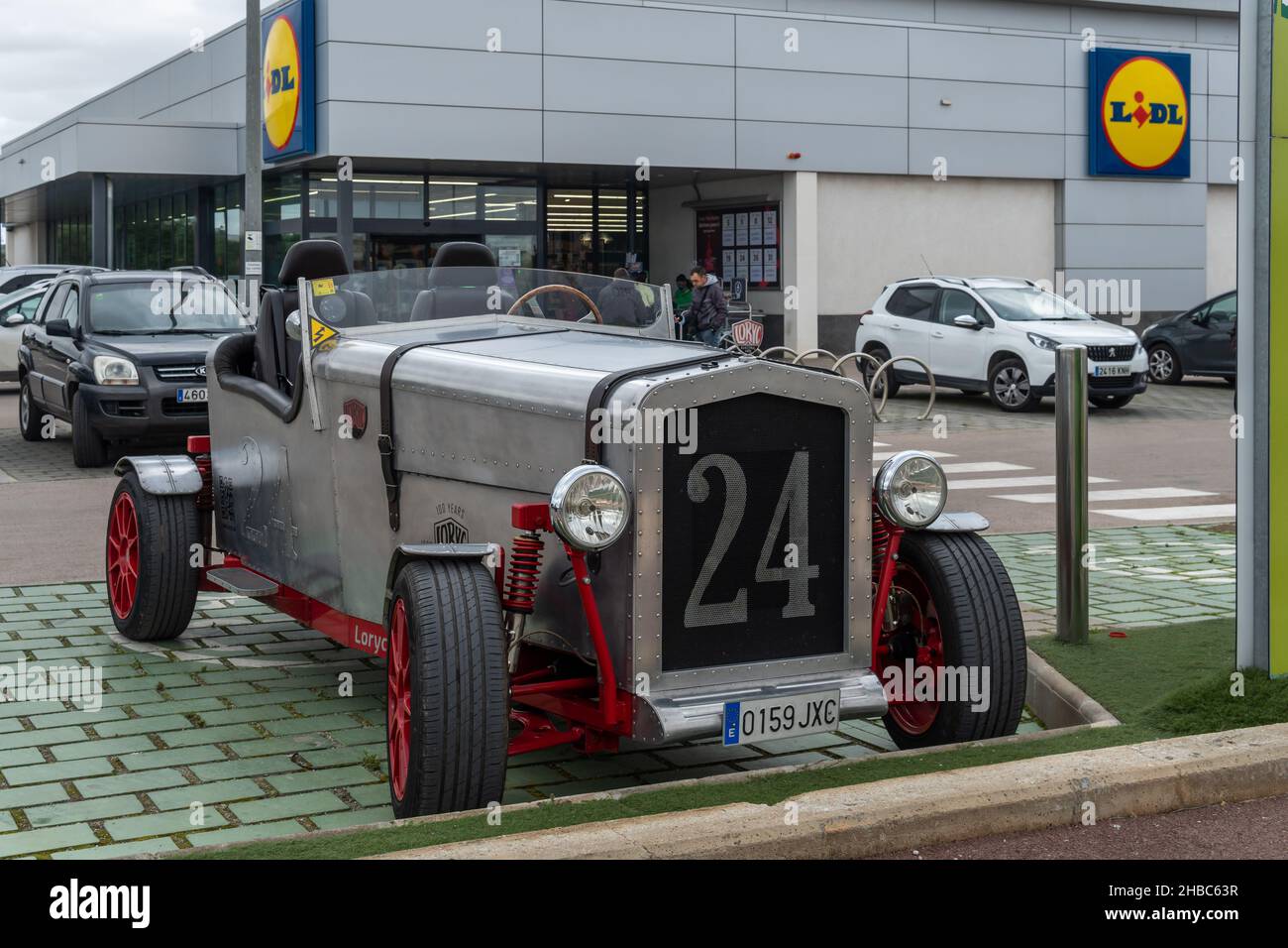 Campos, Spanien, dezember 11 2021: Lorycs modernes Elektroauto im Design von 1920s an einer elektrischen Ladestelle auf dem Parkplatz eines Lidl-Kettensupermar Stockfoto