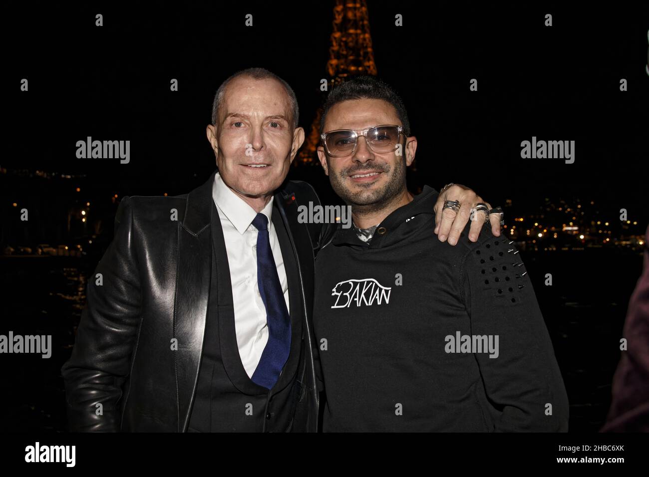 Paris, Frankreich.11th Dez, 2021. Jean-Claude Jitrois und Gregory Bakian nehmen an dem von Jeremy Bellet an Bord der Josephine Yacht organisierten Cocktail Teil. Stockfoto