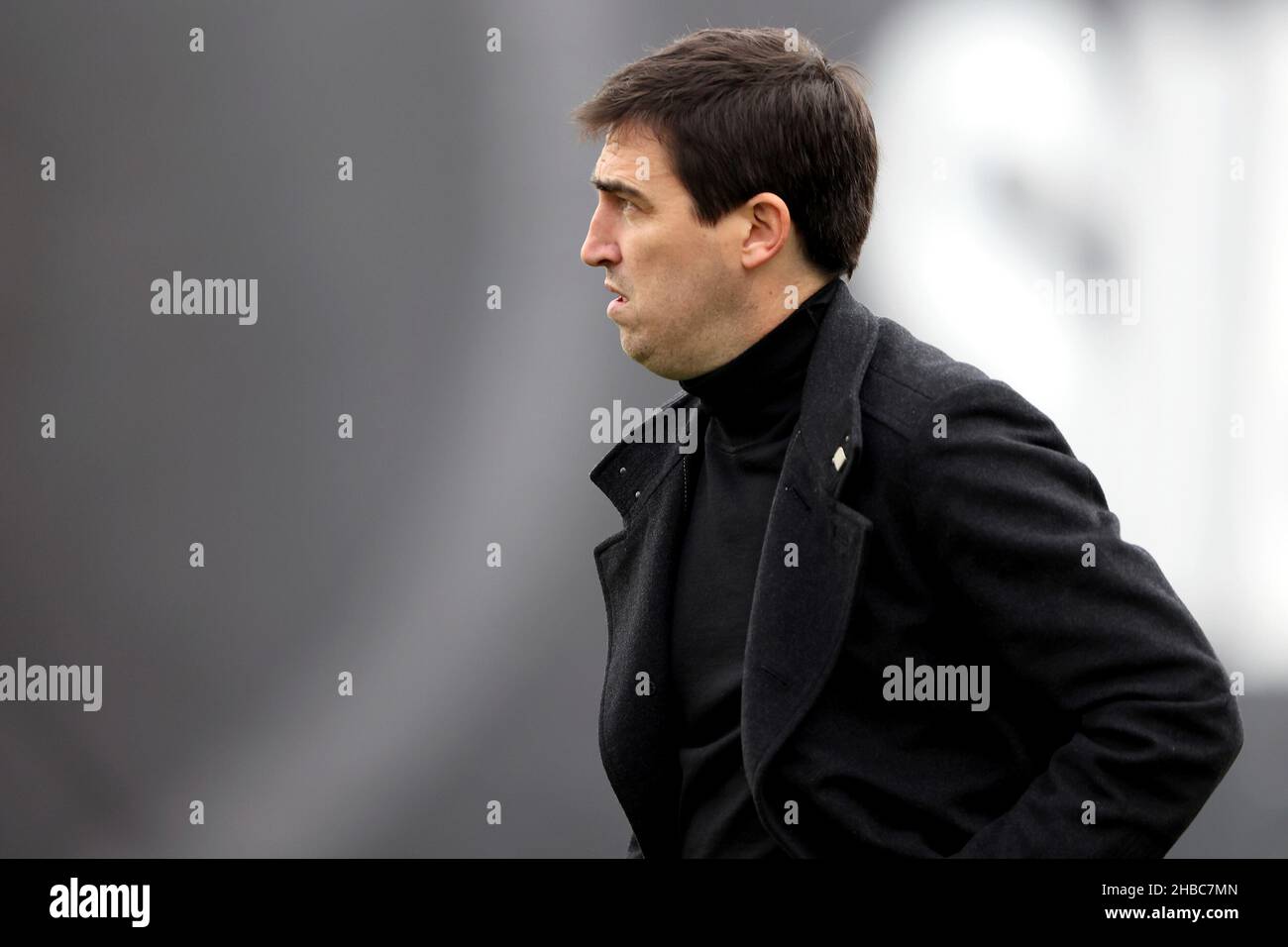 Madrid, Spanien. 18th Dez 2021. Madrid, Spanien; 18.12.2021.- Rayo Vallecano gegen Alaves spanischer Fußballspieltag der La Liga 18 im Stadion Rayo Vallecano, Madrid. Rayo Vallecano Trainer Andoni Iraola. Endergebnis 2-0 Tore von Sergi Guardiola 19  und Alejandro Caetan Marugan 26 . Quelle: Juan Carlos Rojas/Picture Alliance/dpa/Alamy Live News Stockfoto