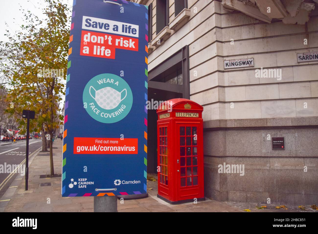 London, Großbritannien. 18th Dez 2021. Ein neues Schild „Rette Ein Leben, riskiert kein Leben“, das jeden zum Tragen einer Gesichtsbedeckung auffordert, wird in Holborn gesehen, da sich die Omicron-Variante von COVID-19 in Großbritannien ausbreitet. Kredit: SOPA Images Limited/Alamy Live Nachrichten Stockfoto