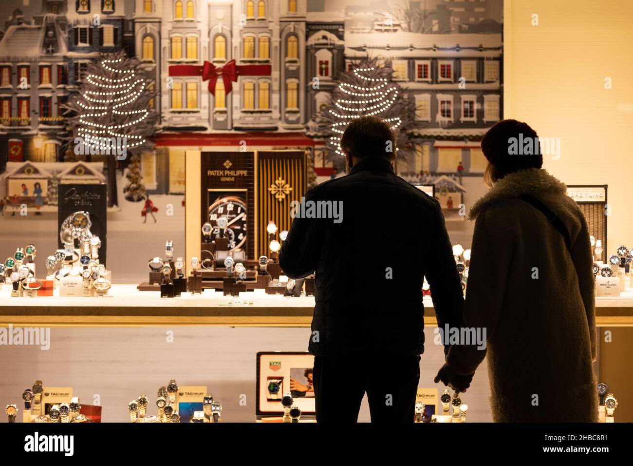 18. Dezember 2021, Hessen, Frankfurt/Main: Passanten stehen vor einem zu Weihnachten geschmückten Schaufenster. Kurz vor Weihnachten ist die Frankfurter Einkaufsstraße Zeil voller Menschen. Foto: Hannes P. Albert/dpa Stockfoto