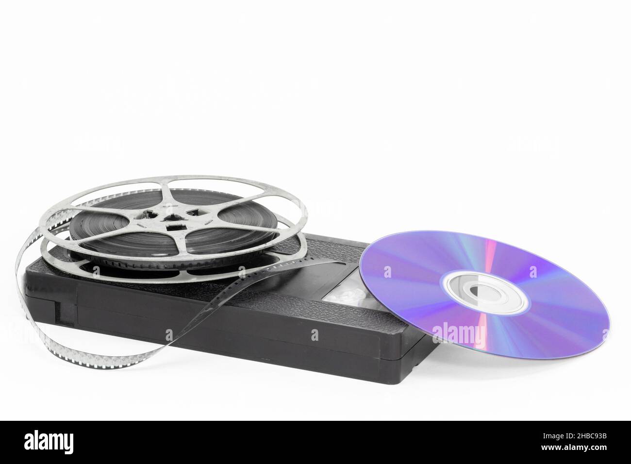 Reel-Band, VHS-Band und Festplatte. Weiterentwicklung der Technologie. Studio auf weißem Hintergrund aufgenommen Stockfoto
